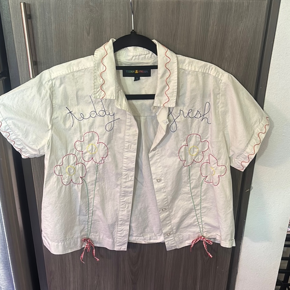 Cropped Teddy Fresh White Button Down Shirt with Floral Embroidery